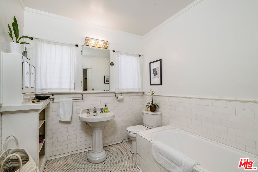 106 N Ridgewood Pl