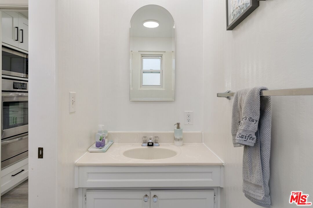 23952 Oxnard St