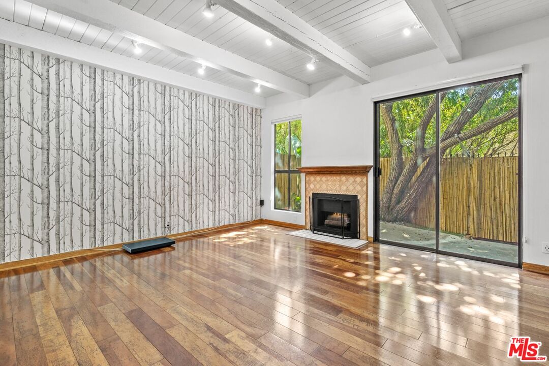 1341 Centinela Ave Unit: 104