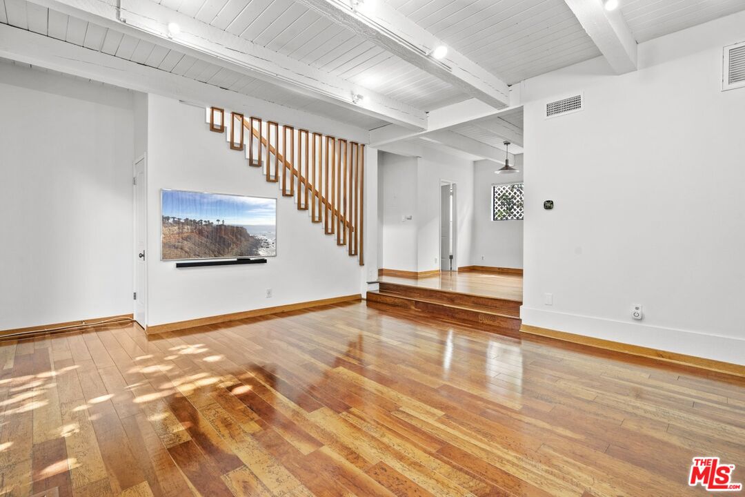 1341 Centinela Ave Unit: 104