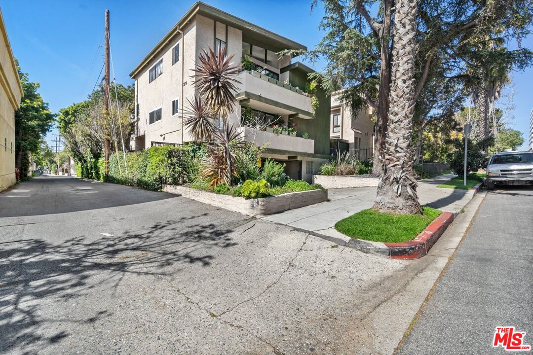 1341 Centinela Ave Unit: 104