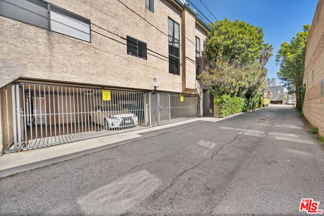 1341 Centinela Ave Unit: 104