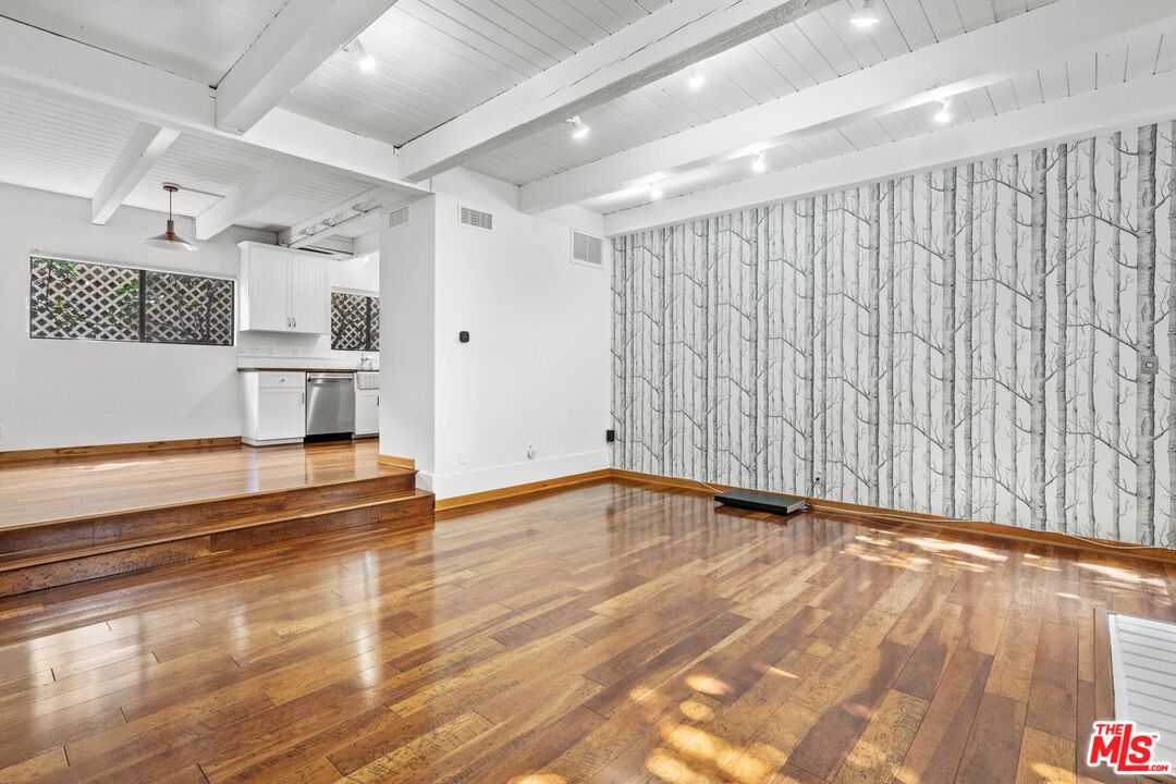 1341 Centinela Ave Unit: 104
