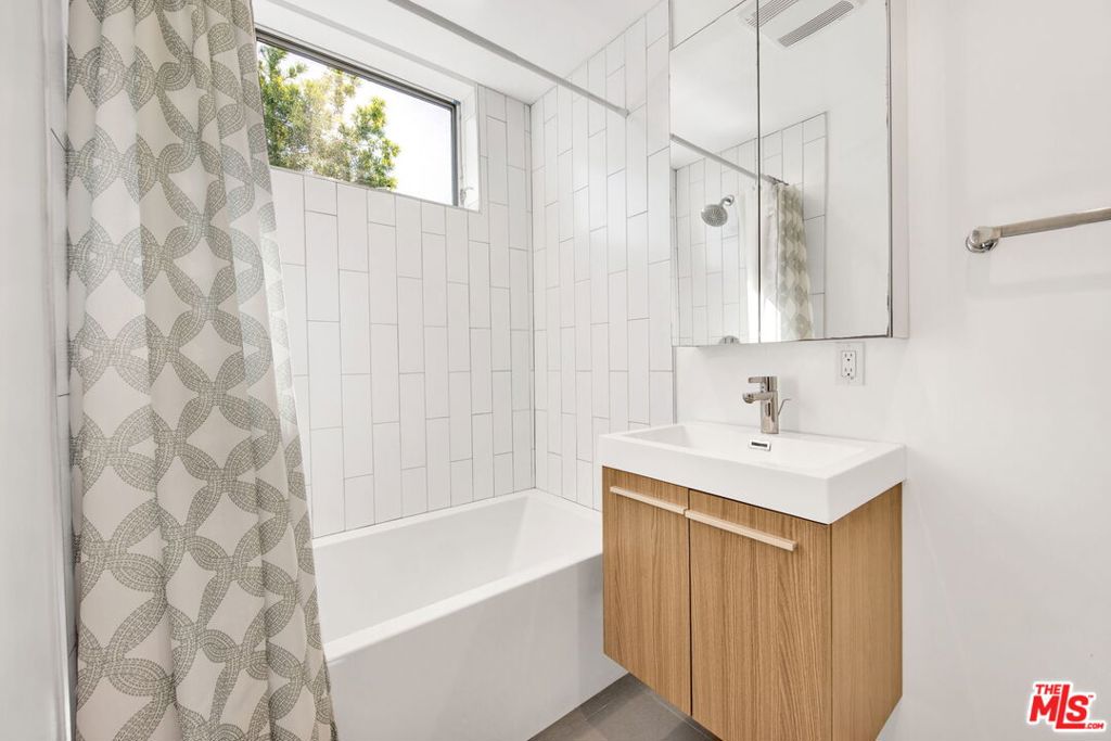 3726 1/2 Vinton Avenue