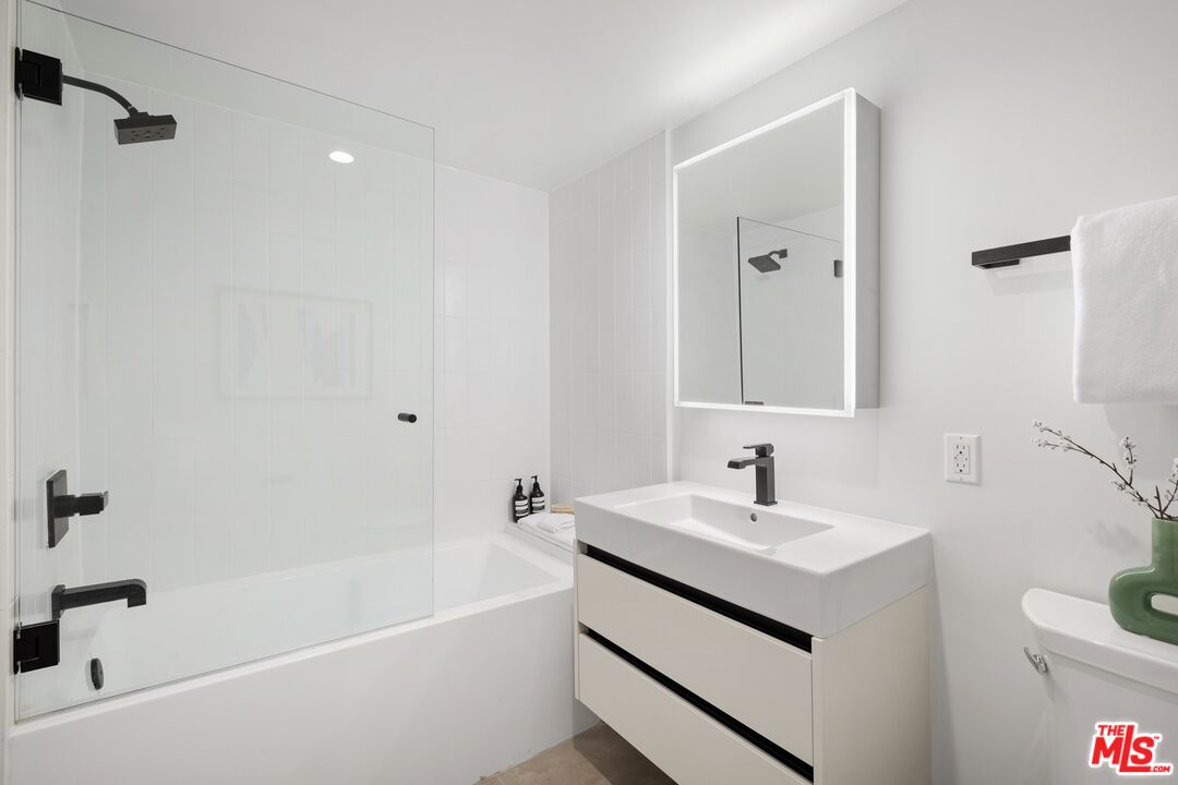 4506 Dockweiler St Unit: 202