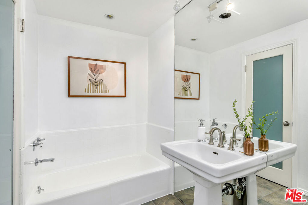 10650 Holman Avenue 212