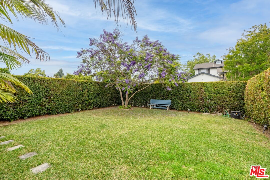 3325 S Bentley Ave