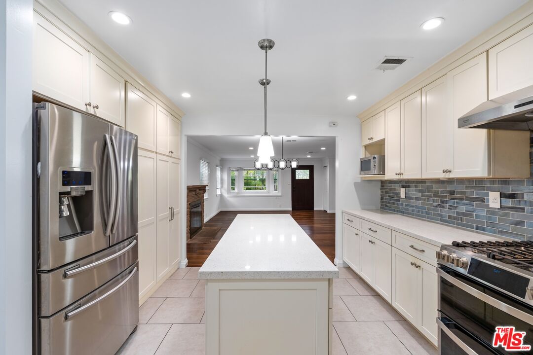 3325 S Bentley Ave