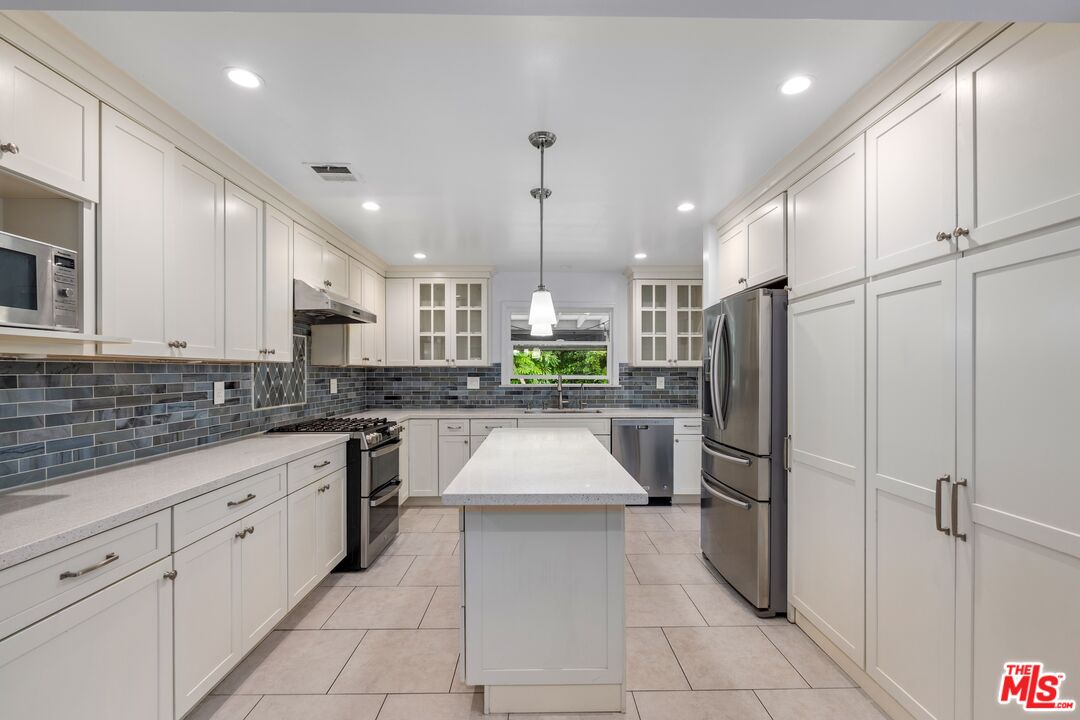 3325 S Bentley Ave
