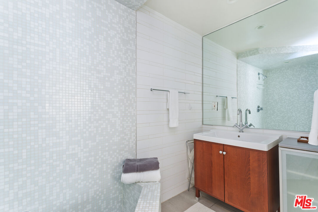 11906 Gorham Ave Unit: 1