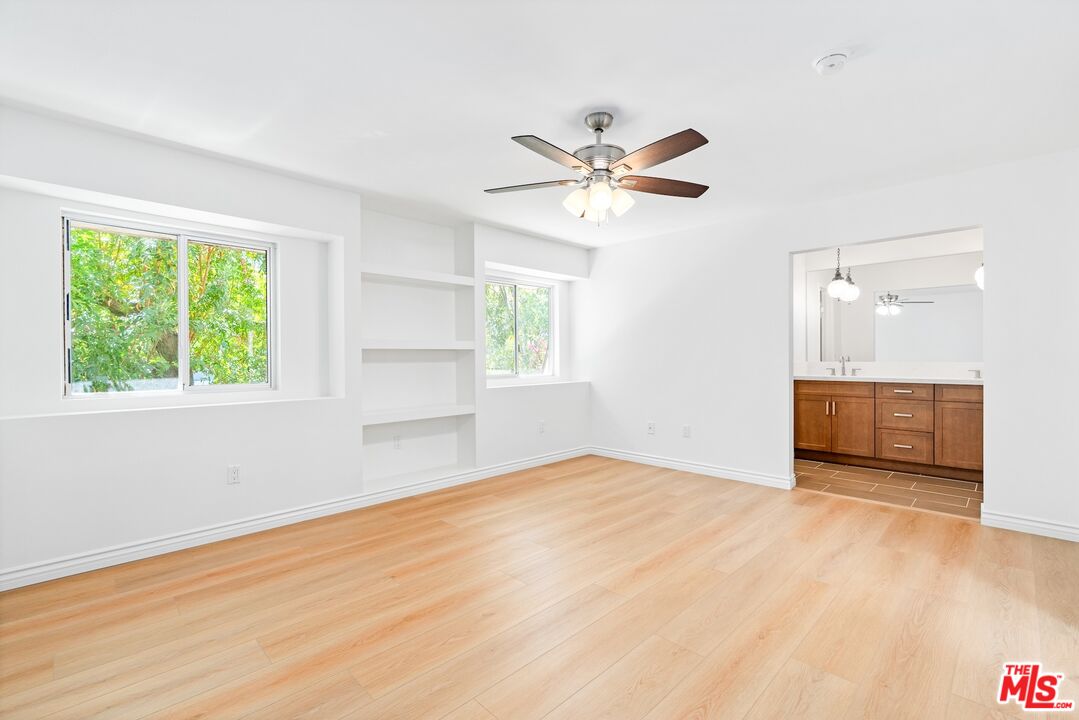 5238 Newcastle Ave Unit: 3