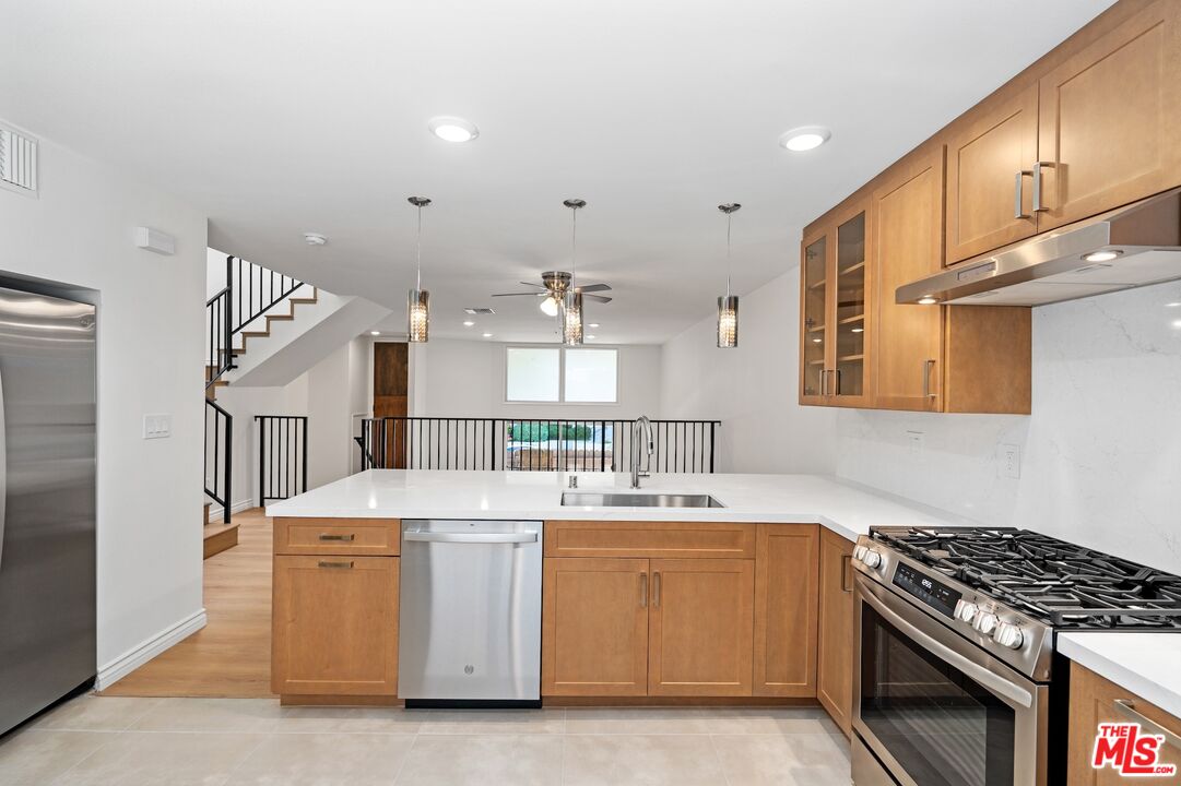 5238 Newcastle Ave Unit: 3