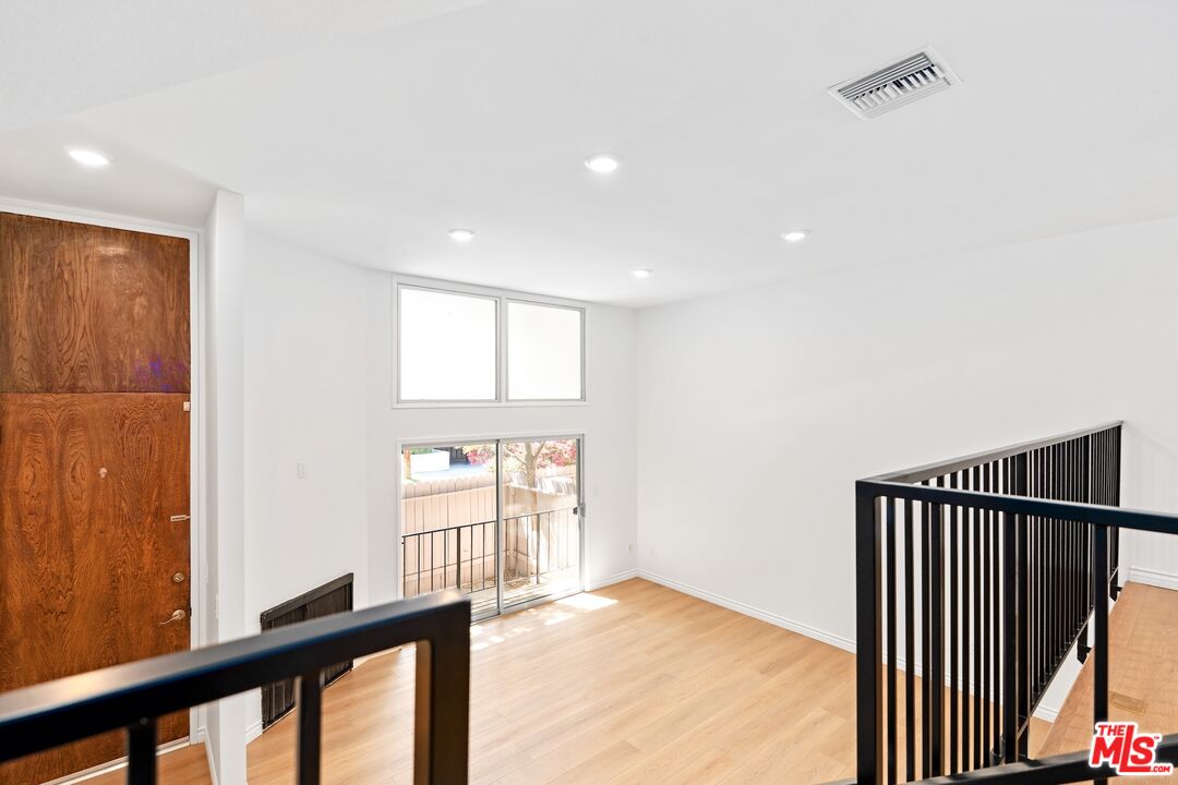 5238 Newcastle Ave Unit: 3