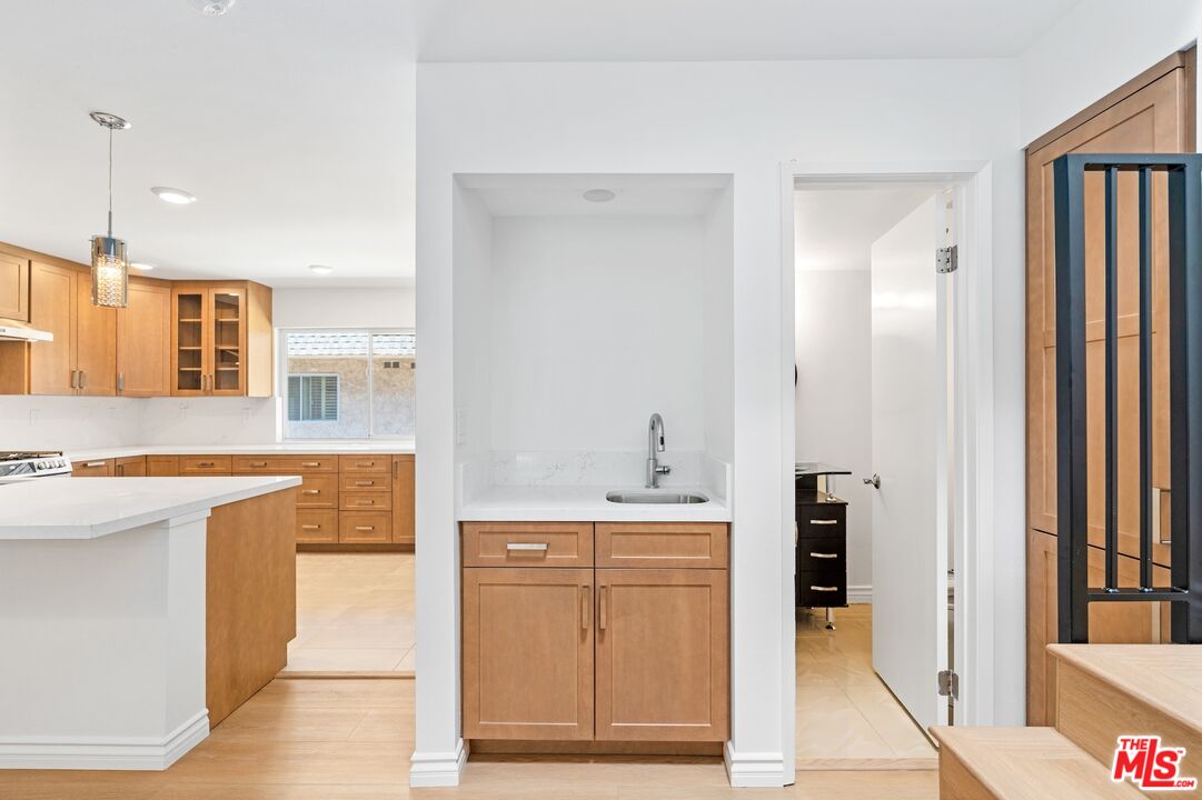 5238 Newcastle Ave Unit: 3