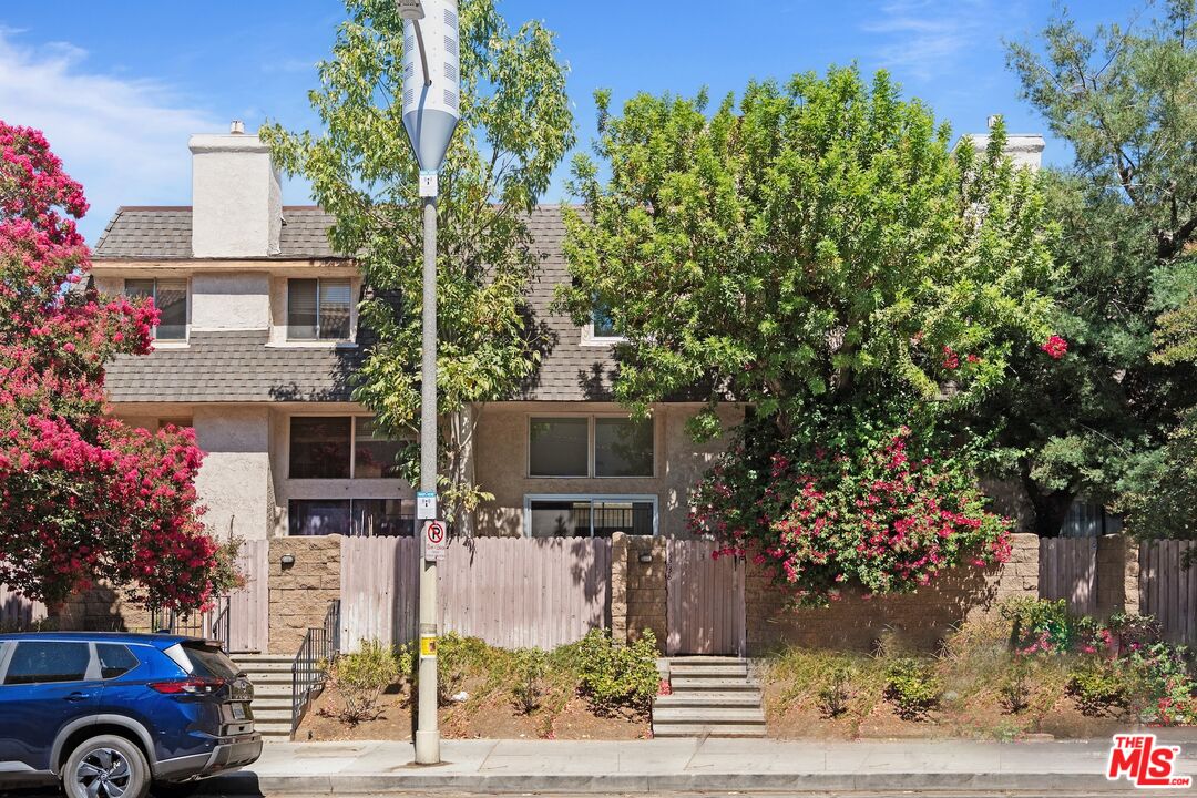 5238 Newcastle Ave Unit: 3
