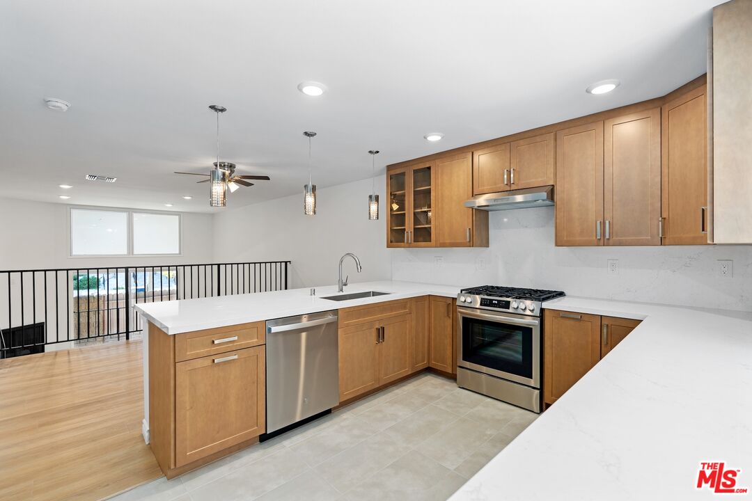 5238 Newcastle Ave Unit: 3