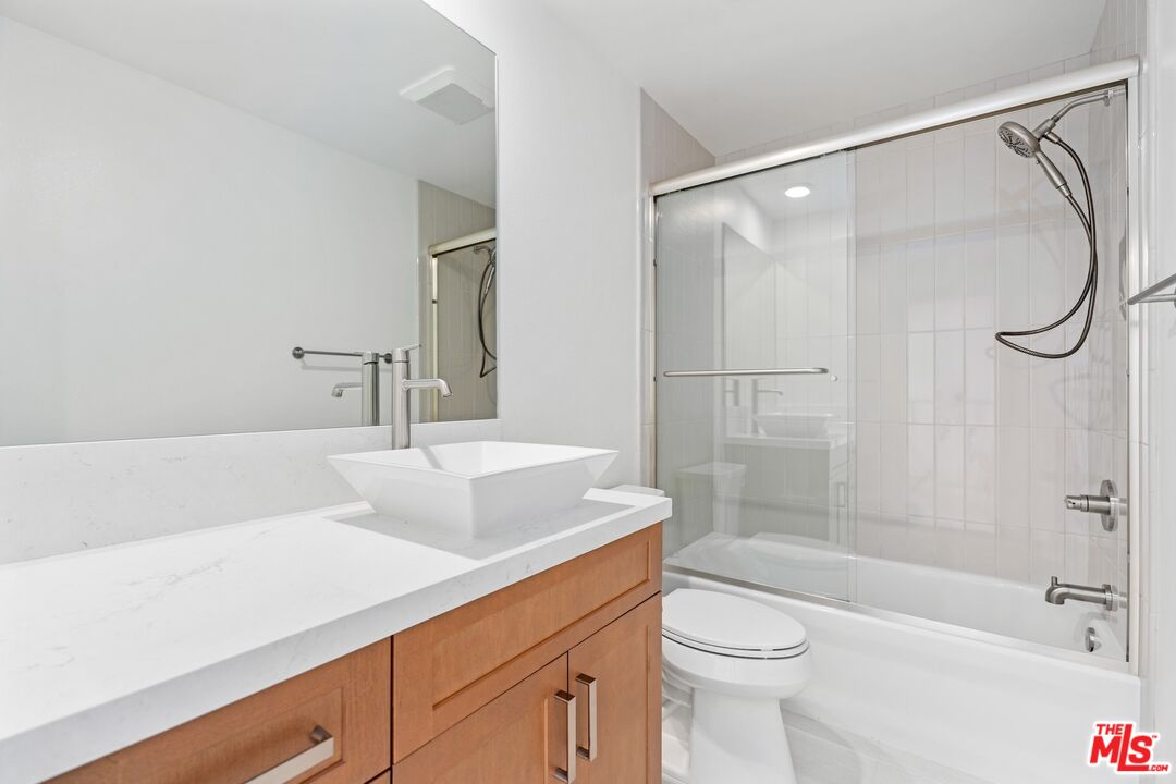 5238 Newcastle Ave Unit: 3
