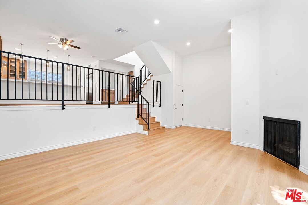 5238 Newcastle Ave Unit: 3