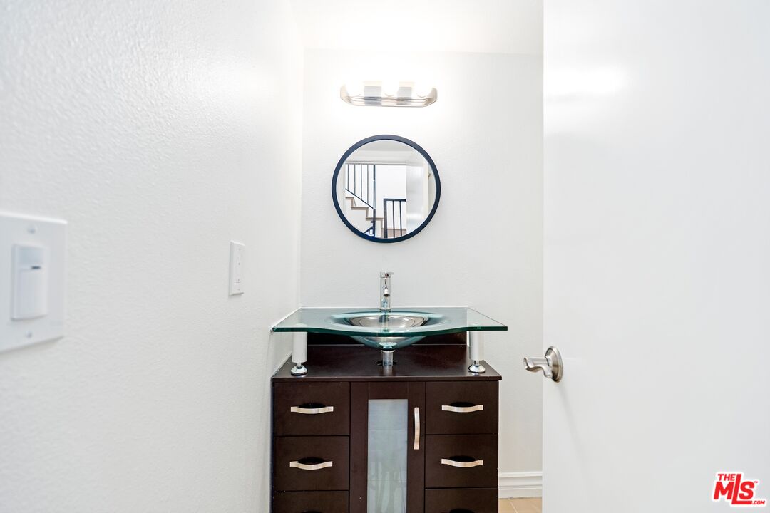 5238 Newcastle Ave Unit: 3