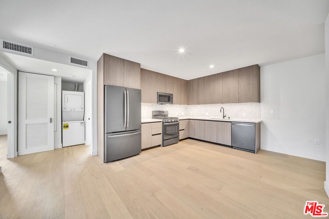 4506 Dockweiler Unit: 202