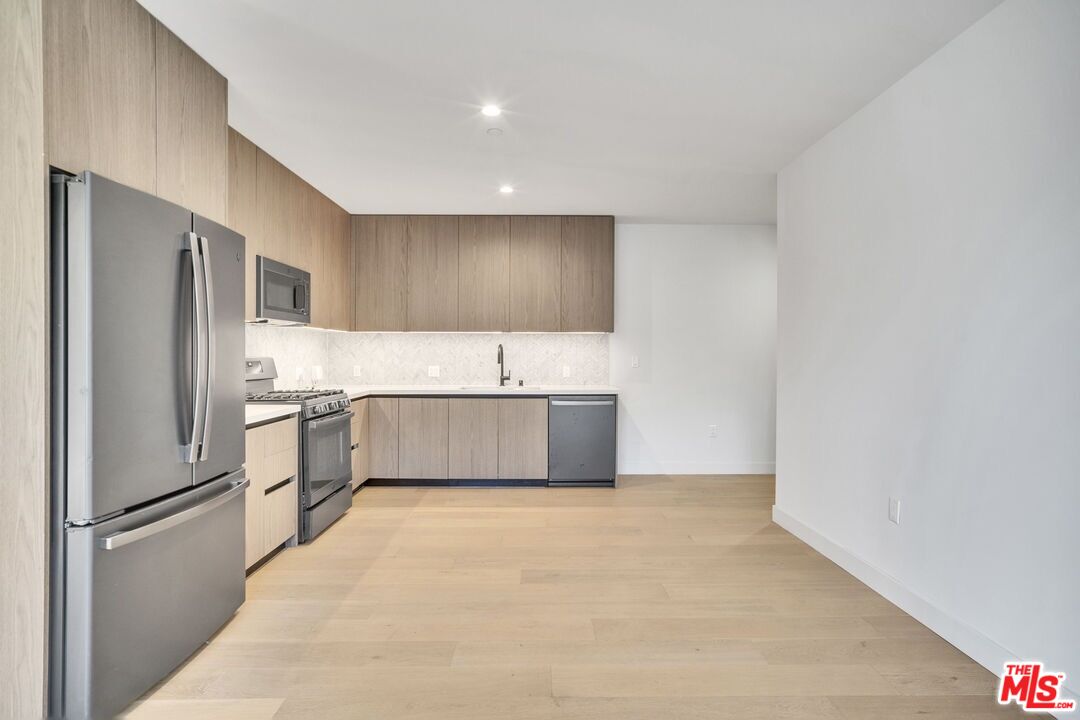 4506 Dockweiler Unit: 202