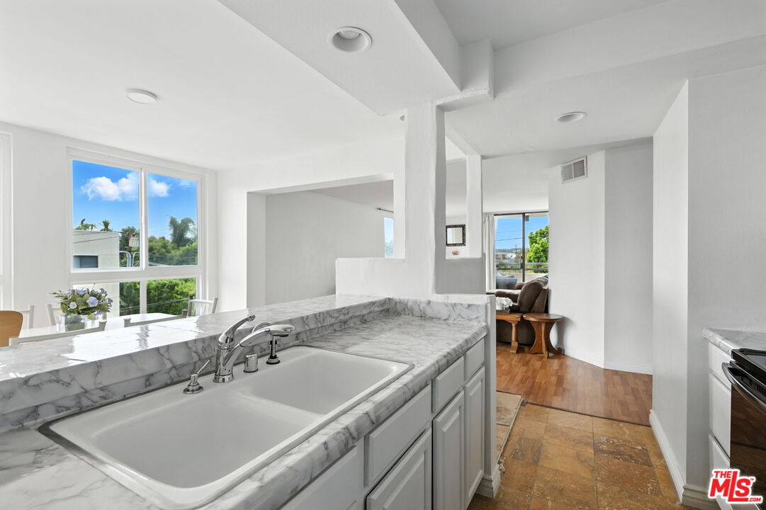 911 N Kings Rd Unit: 310
