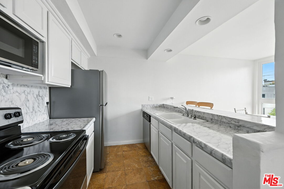 911 N Kings Rd Unit: 310