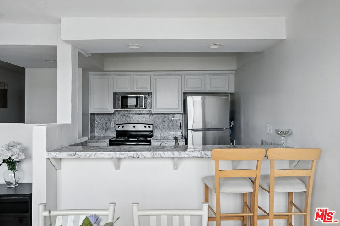 911 N Kings Rd Unit: 310