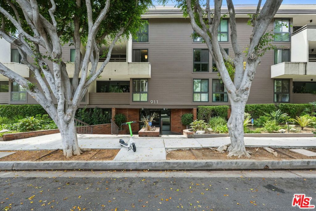 911 N Kings Road 310