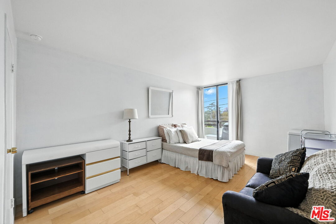 911 N Kings Rd Unit: 310
