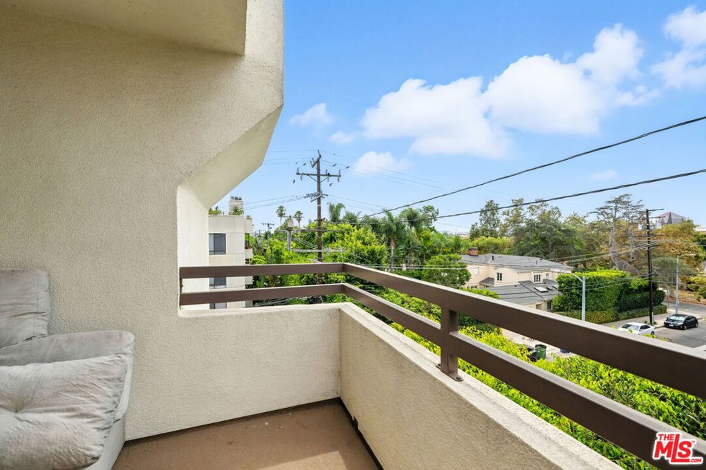 911 N Kings Road 310