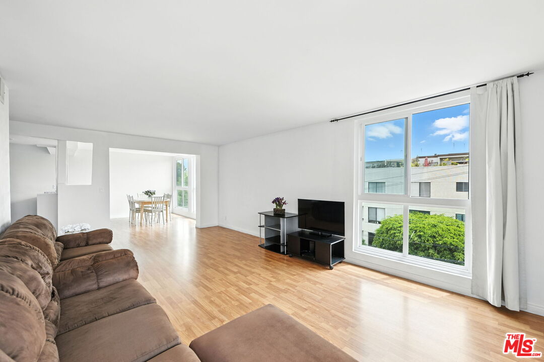 911 N Kings Rd Unit: 310