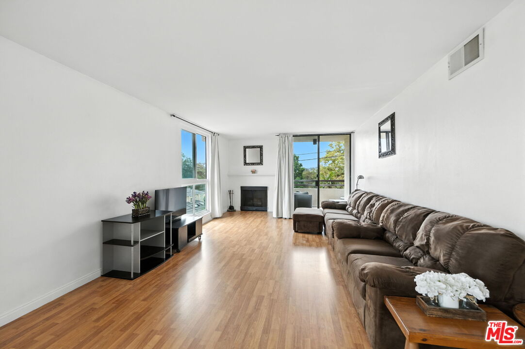 911 N Kings Rd Unit: 310