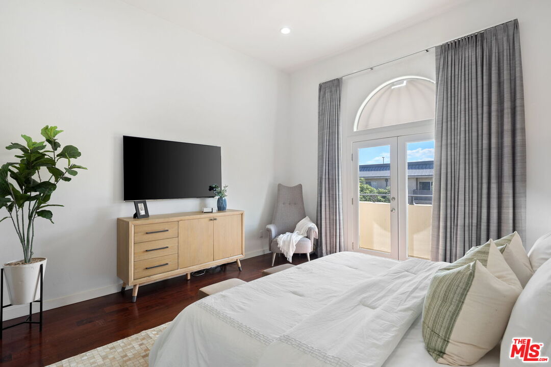 12011 Goshen Ave Unit: 301