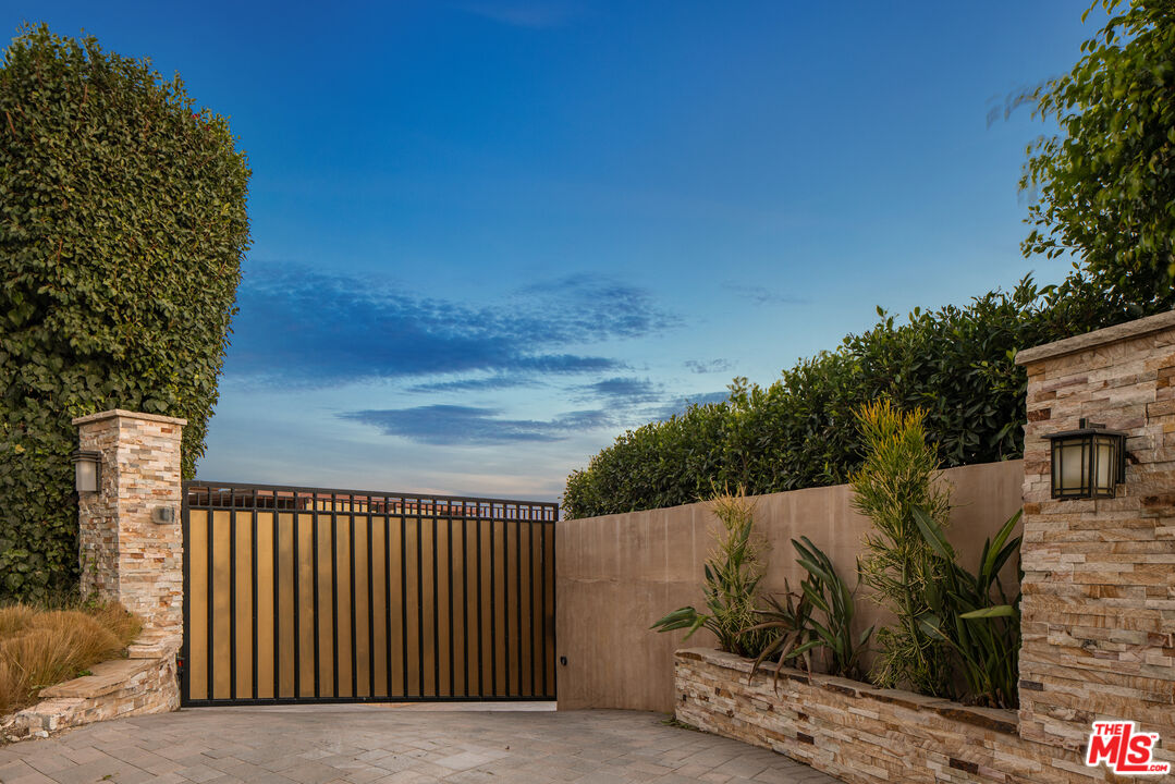 620 Resolano Dr