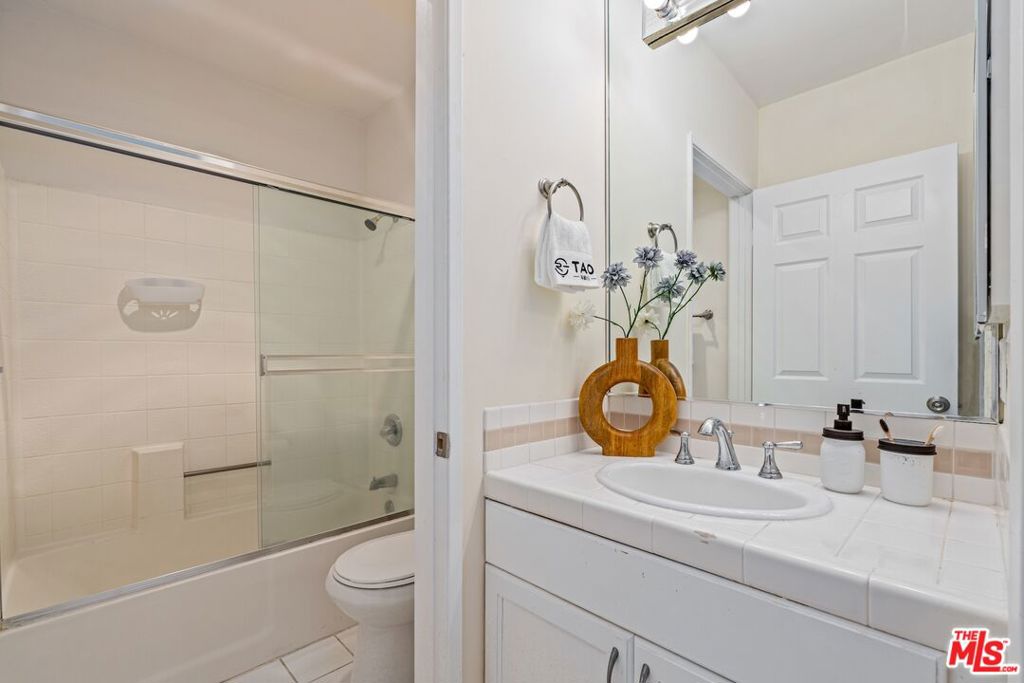 102 N Sweetzer Avenue 106