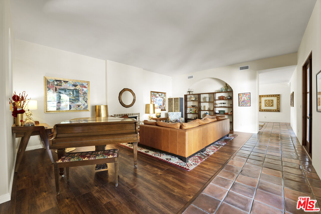 1487 Meadowcrest Cir