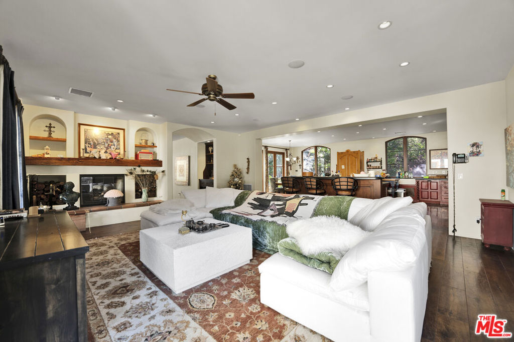 1487 Meadowcrest Circle