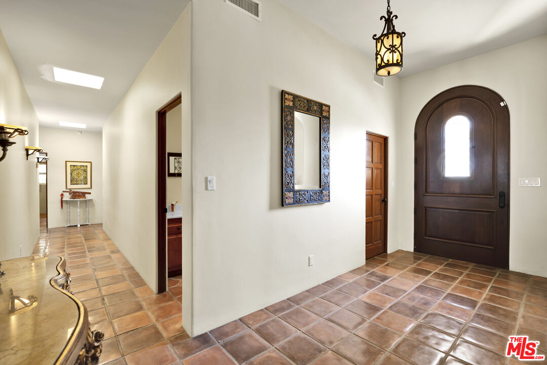 1487 Meadowcrest Cir