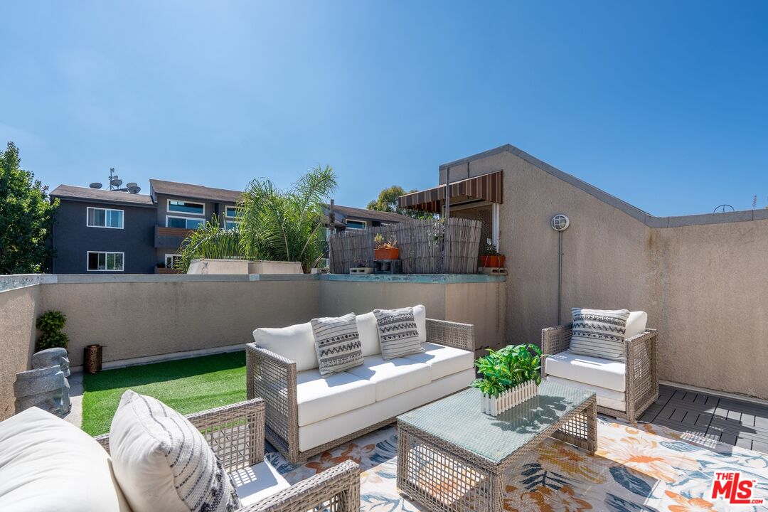 102 N Sweetzer Ave Unit: 106