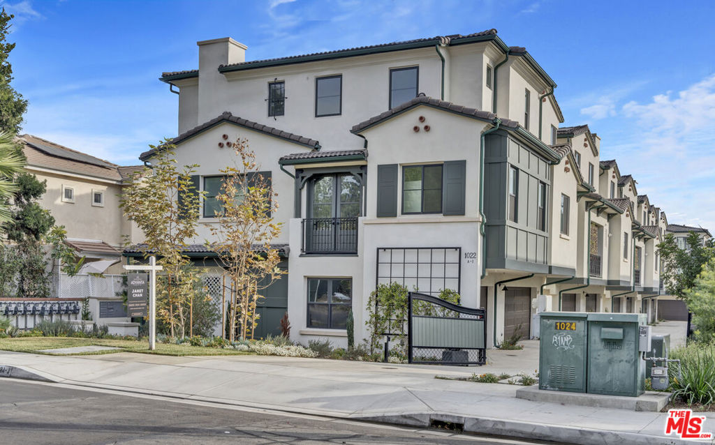 1022 La Cadena Avenue A