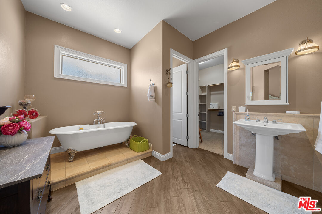 18087 Newview Dr