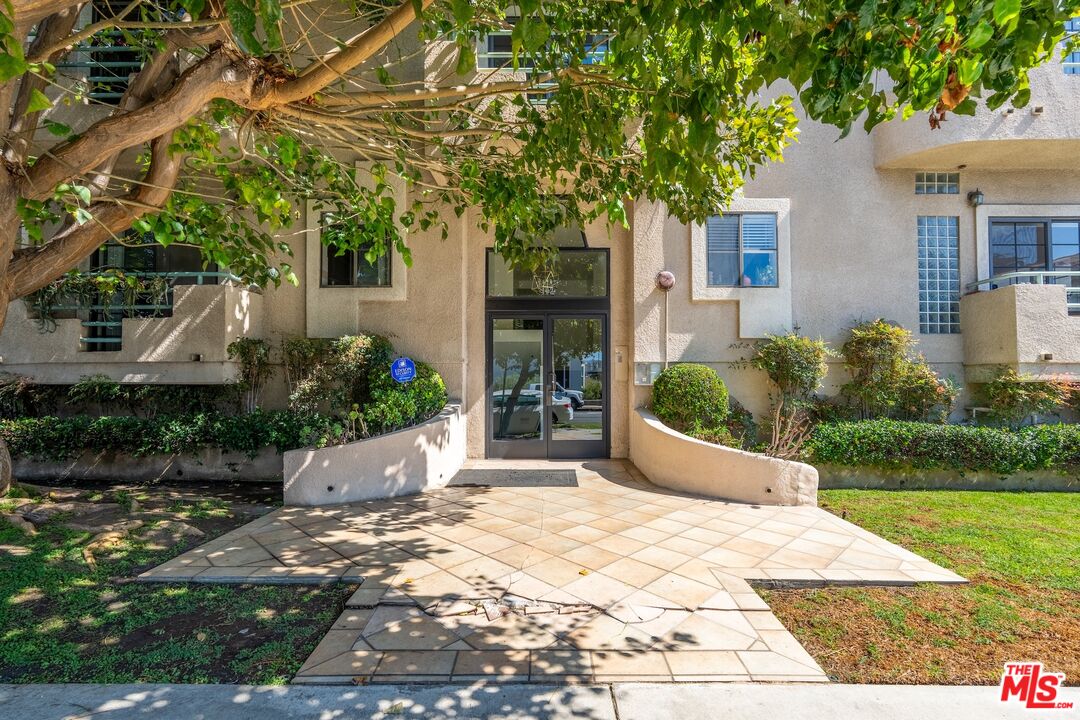 102 N Sweetzer Ave Unit: 106