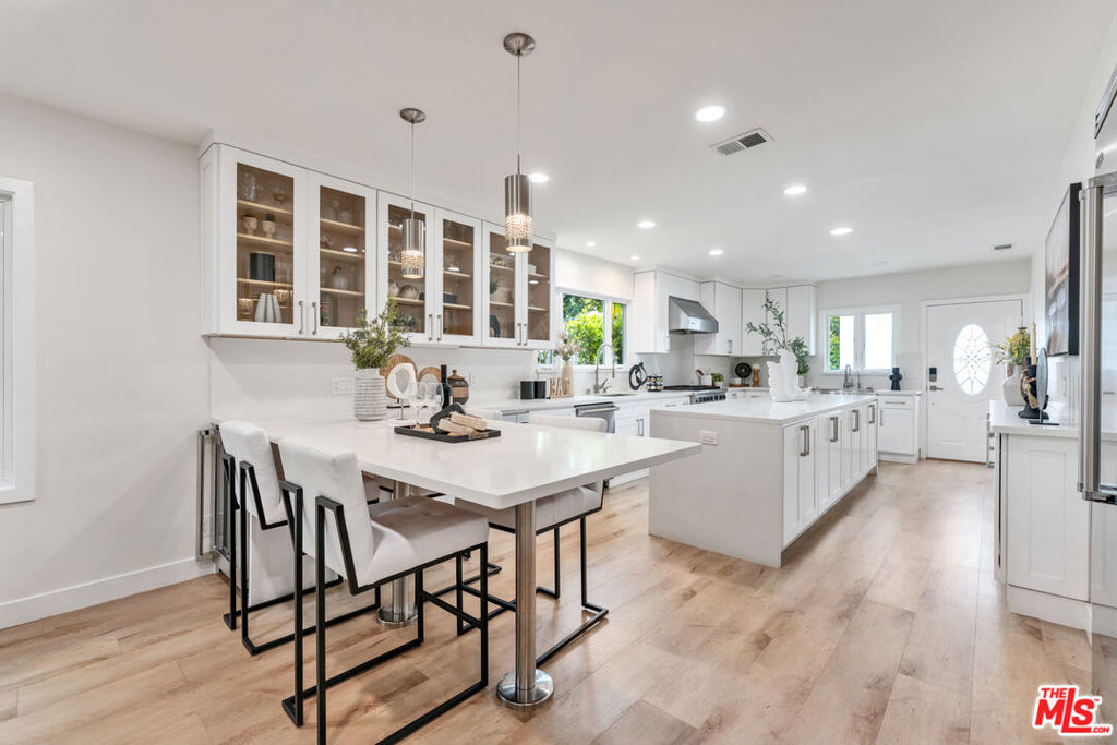256 N Doheny Drive