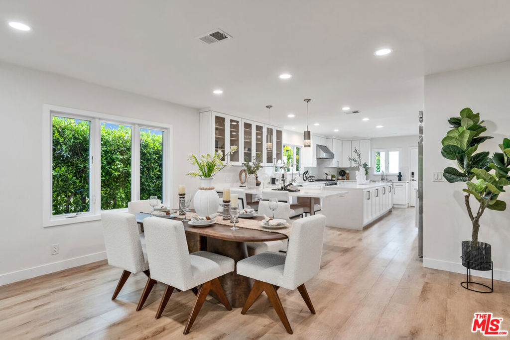 256 N Doheny Drive