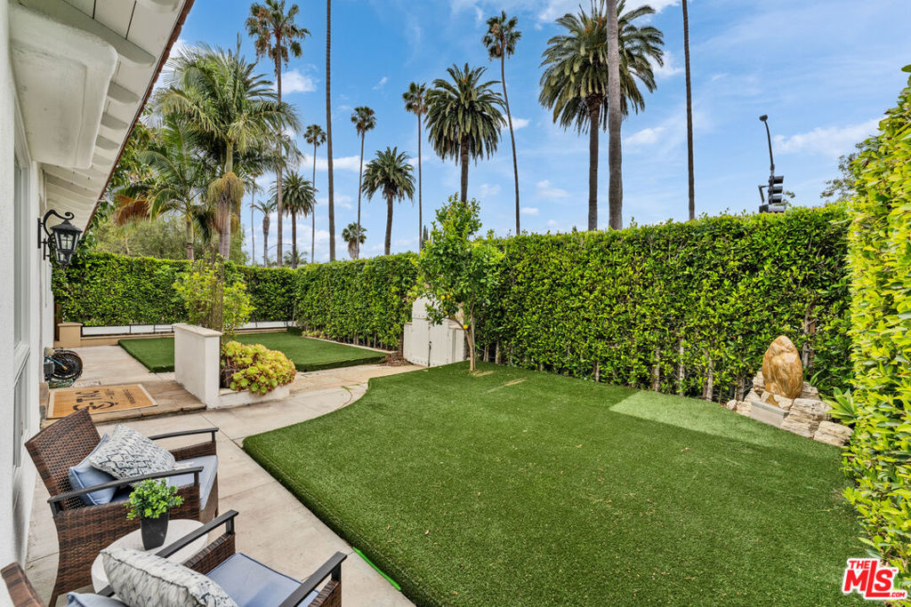 256 N Doheny Drive