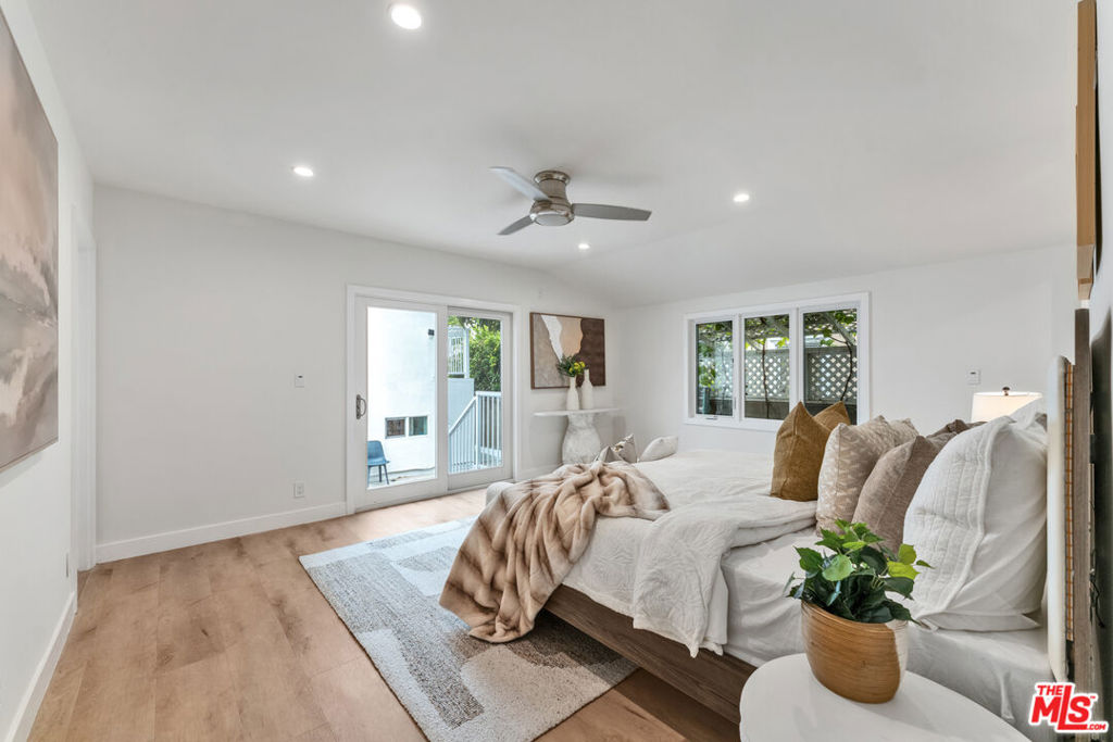 256 N Doheny Drive
