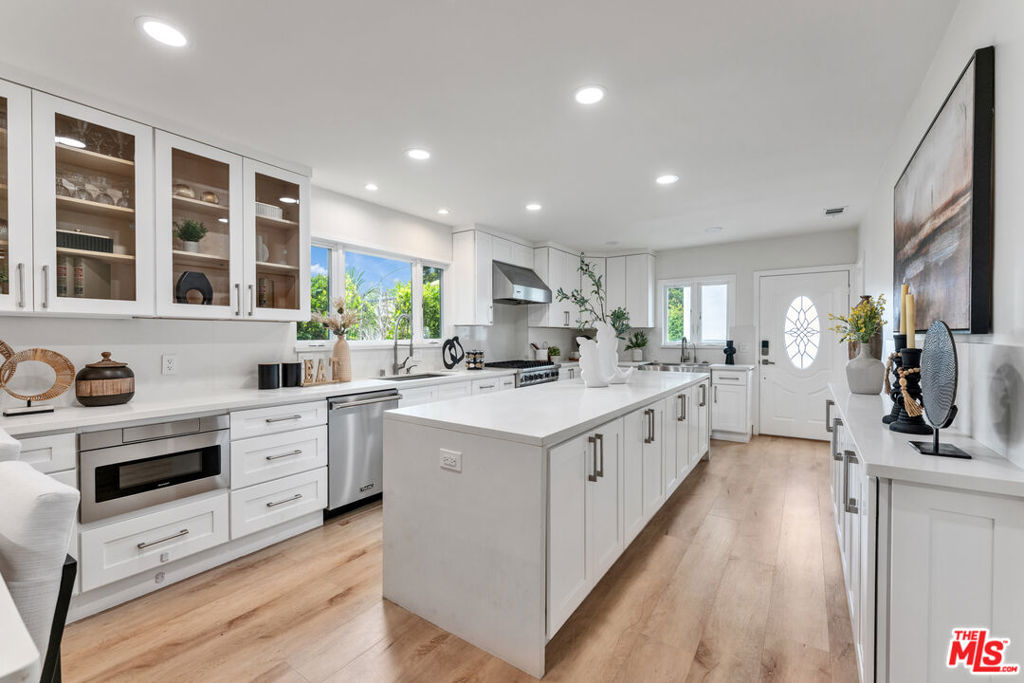 256 N Doheny Drive