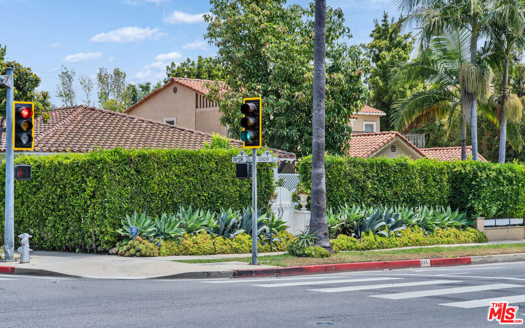 256 N Doheny Drive