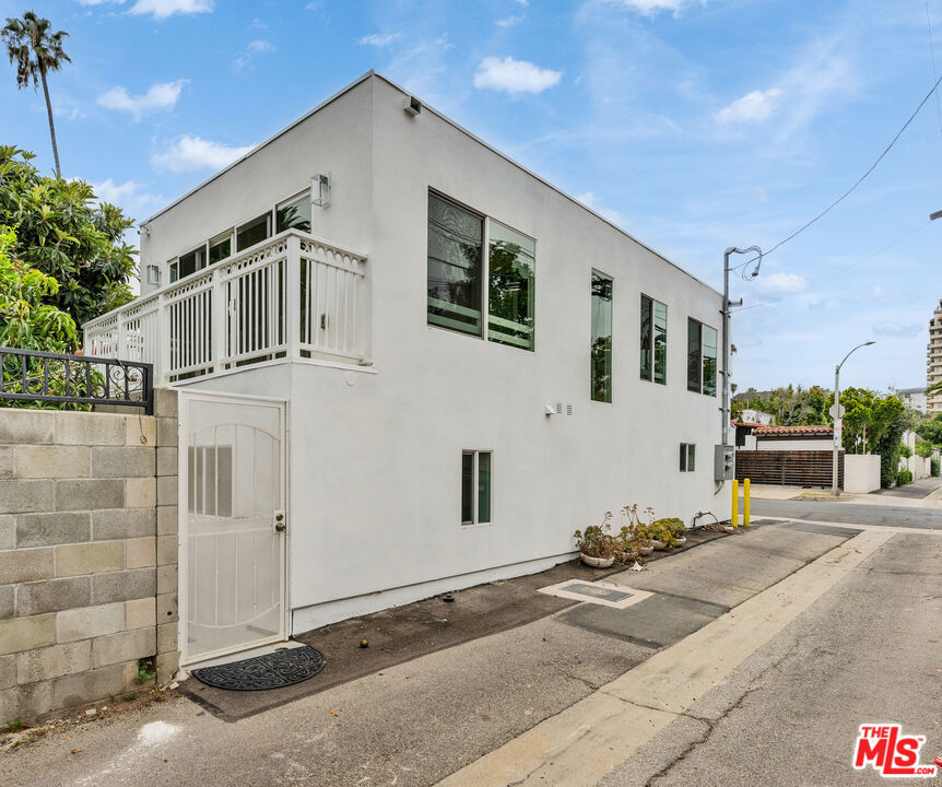 256 N Doheny Drive